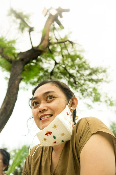 Feliz Sudeste Asiático Adulto Mulher Madura Com Máscara Facial Sorrindo — Fotografia de Stock