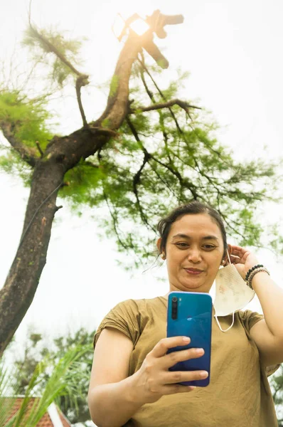 Southeast Asian Mature Woman Happy Using Smartphone Take Selfie Photos — Stock Photo, Image