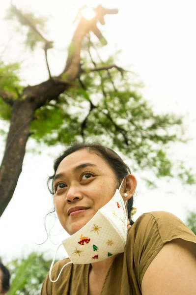 Gelukkig Zuidoost Aziatische Volwassen Vrouw Met Gezicht Masker Glimlachen Genieten — Stockfoto