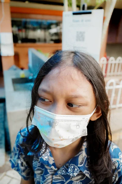 Jihovýchodní Asijské Základní Školačka Nosit Obličejovou Masku Zpět Školy Covid — Stock fotografie