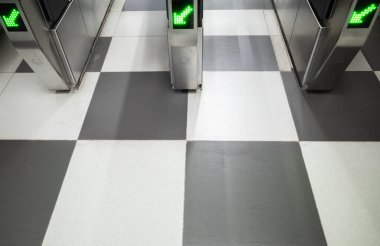 Metro istasyonunda yeşil ok yön işareti olan giriş kapısı