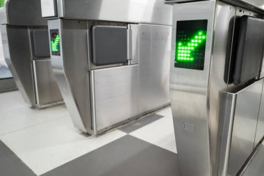 Metro istasyonunda yeşil ok yön işareti olan giriş kapısı