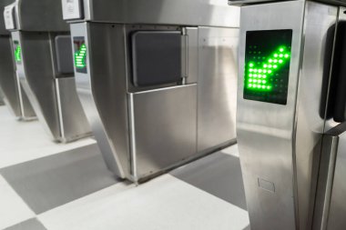 Metro istasyonunda yeşil ok yön işareti olan giriş kapısı