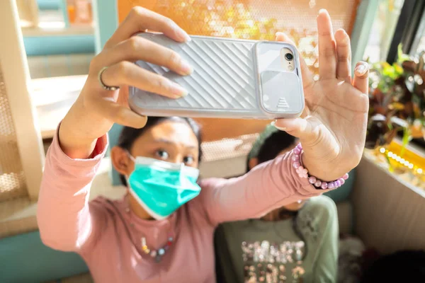 Asiatique Sud Est Adolescent Fille Porter Masque Facial Faire Selfie — Photo