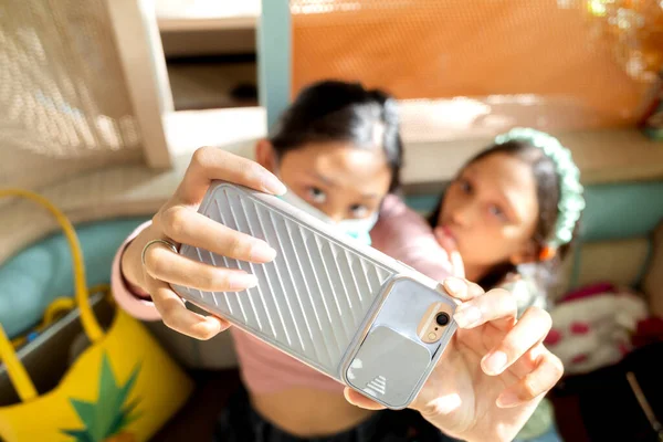 Sudeste Asiático Adolescente Usar Máscara Facial Fazendo Selfie Junto Com — Fotografia de Stock
