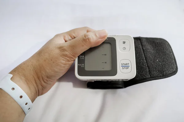 Hand Van Patiënt Houdt Digitale Tensiometer Ziekenhuisbed — Stockfoto