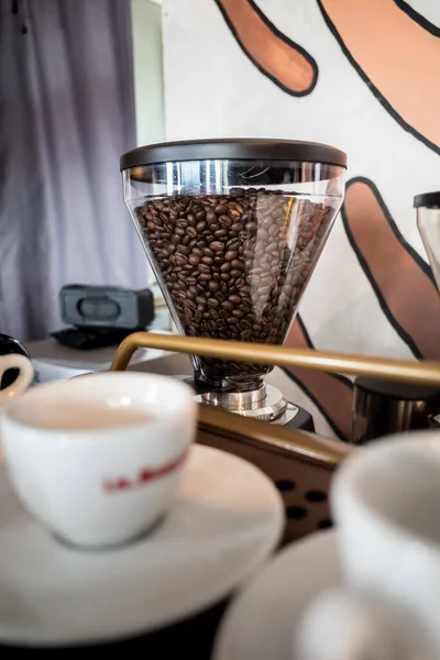 Fresh Dark Brown Coffee Beans Coffee Grinder Coffee Shop ロイヤリティフリーのストック画像