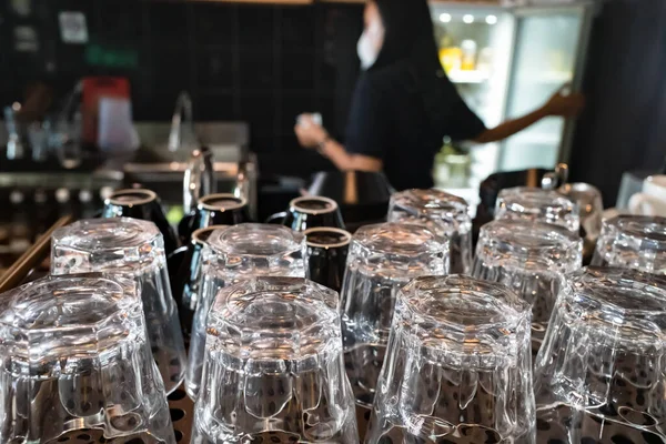 Rangées Lunettes Propres Dans Café Avec Une Serveuse Sur Fond Photos De Stock Libres De Droits