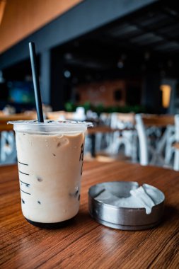 Bir Kafe Şehir Yaşam Tarzı 'nın Sigara İçen Bölgesi' nde Plastik Kupada İçilen Buzlu Kahve