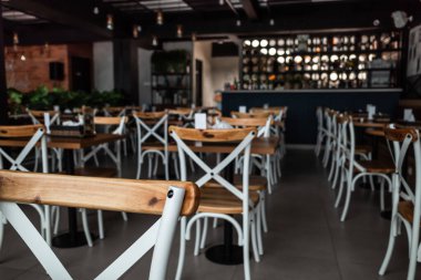 Bir Kafe 'de Sandalyeler ve Masalar