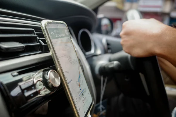 Man Driving Car Utilizzando Mappa Online Smartphone Mani Direzionali Sul — Foto Stock