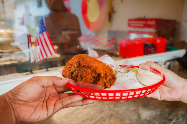 Man Hand Plate Fast Food Meal Menu Spicy Fried Chicken — Stock Photo, Image