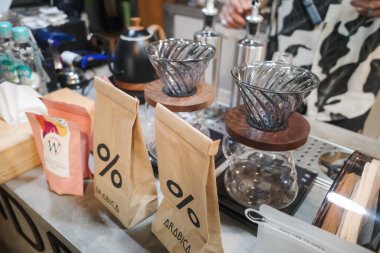 Arka planda Satıcıyla Local Cafe 'de Teçhizat Yapımı