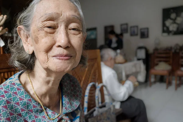 Portret Van Gelukkige Gezonde Zuidoost Aziatische Senior Vrouw Haar Tachtiger — Stockfoto