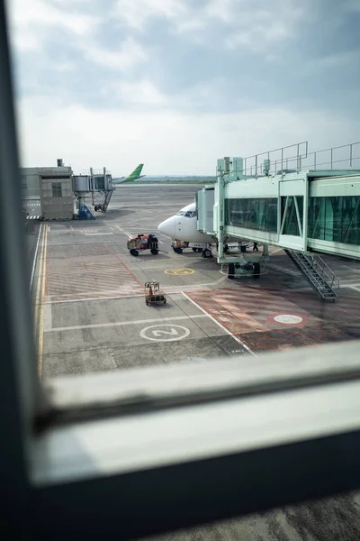 Escena Terminal Del Aeropuerto Carga Pasajeros Transportada Muelle Del Avión Imagen de stock