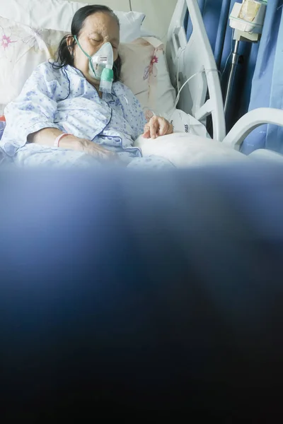 亚洲老年妇女住院并在医院病床上使用雾化器接受呼吸治疗 — 图库照片