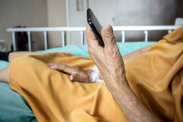 Sick Old Woman Inpatient Treatment Hospital Contacting Family Using Smartphone — ストック写真