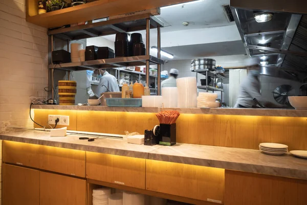 Китчен Ресторана Азиатской Кухни Персоналом Занятым Приготовлением Пищи Работой — стоковое фото