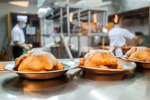 Aşçı Personelin Arka Planda Çalıştığı Bir Restoranda Tavuk Eti Menüsü Stok Resim
