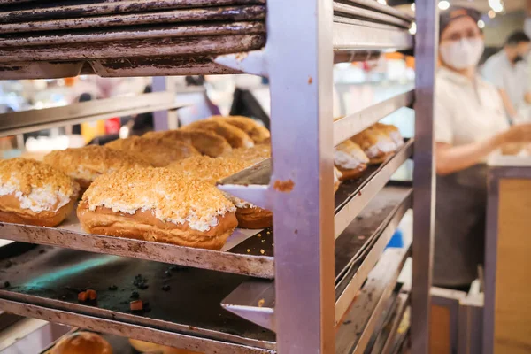 Pasta Dükkanındaki Tepsilerde Taze Pişmiş Ekmek Arka Planda Işçiler Stok Fotoğraf