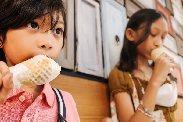东南亚的孩子们 男孩和女孩们都喜欢一起在购物中心吃冰激凌 — 图库照片