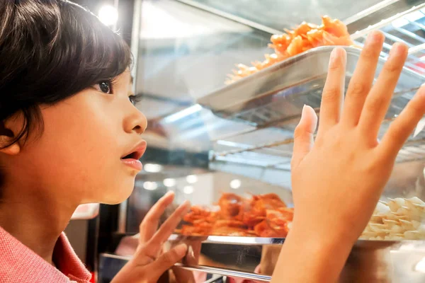 Asian Little Boy Showing Interest Snacks Displayed Local Satay Stall — Stockfoto