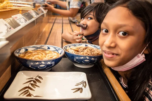 Азиатская Девочка Подросток Младшим Братом Ужинают Вместе Японском Ресторане Меню — стоковое фото