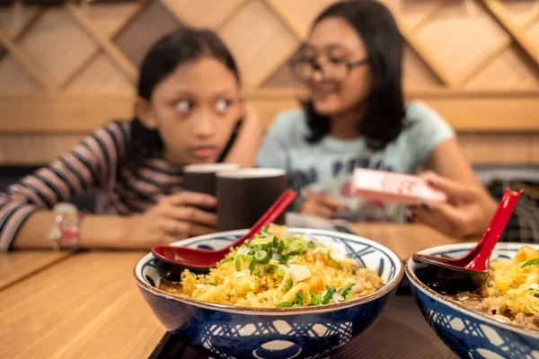 Ένα Μπολ Noodle Μενού Σερβίρεται Στο Ιαπωνικό Εστιατόριο Ασιατικές Έφηβες — Φωτογραφία Αρχείου