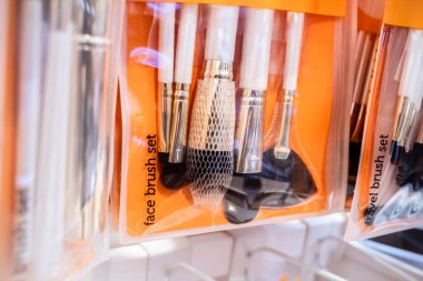 Tam kozmetik fırçası seti seyahat çantası satışı güzellik mağazasında bir paket olarak