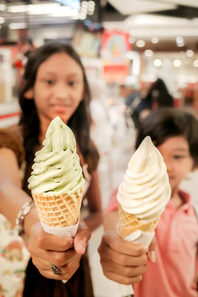 동남아시아 어린이들 소녀들 그리고 소녀들 법정에서 녹차와 바닐라 아이스크림 있습니다 — 스톡 사진