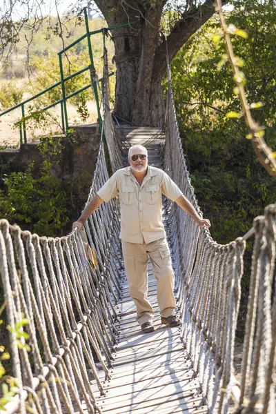Retrato de close-up do viajante em pé na ponte suspensa — Fotografia de Stock
