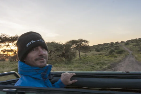 Człowiek w safari samochód — Zdjęcie stockowe