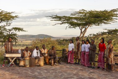 Müzik enstrümanları çalarken Afrikalı kabile