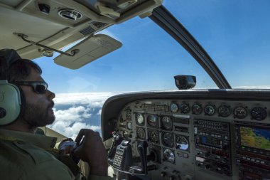 pilot uçak kulübede oturan