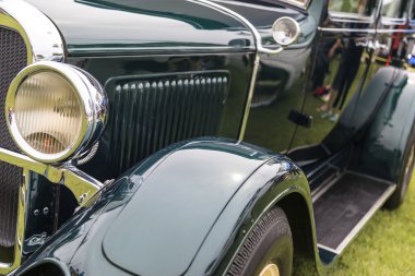 eski model araba gösterisi