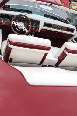 eski model araba gösterisi