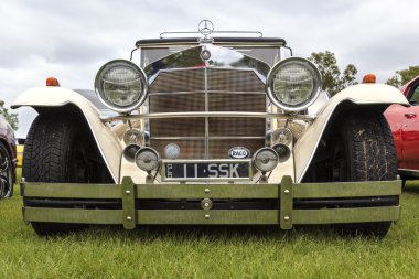 eski model araba gösterisi