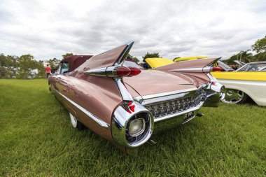 eski model araba gösterisi