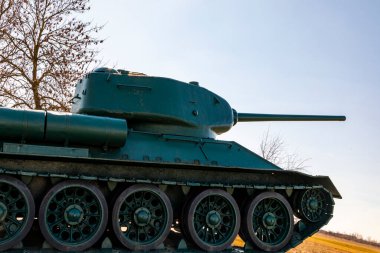 T-34 76. Dünya Savaşı 'ndan kalma 76.2 mm (3 in) hızlı tank topu, T3476 Sovyet İkinci Dünya Savaşı' ndan kalma orta sınıf bir tanktır..