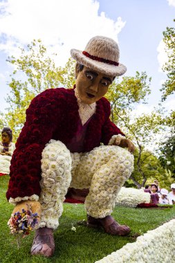 Debrecen, Macaristan - 20 Ağustos 2021: Çiçek Festivali Dev heykeller, şehrin merkezindeki farklı çiçeklerden yapılan kompozisyonlar..