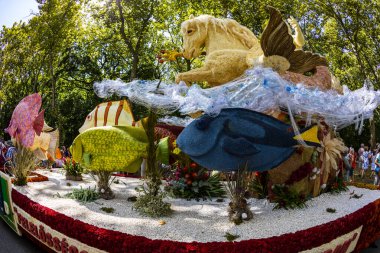 Debrecen, Macaristan - 20 Ağustos 2021: Çiçek Festivali Dev heykeller, şehrin merkezindeki farklı çiçeklerden yapılan kompozisyonlar..