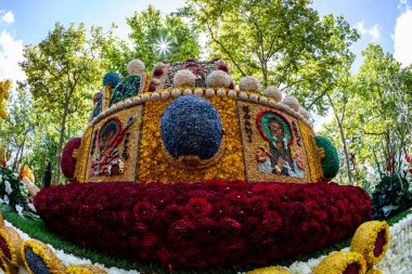 Debrecen, Macaristan - 20 Ağustos 2021: Çiçek Festivali Dev heykeller, şehrin merkezindeki farklı çiçeklerden yapılan kompozisyonlar..