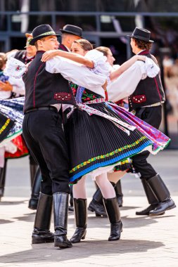 Borçlu Macaristan 20 Ağustos 2021: Yıllık Çiçek Festivali. Macar Halk Dansları