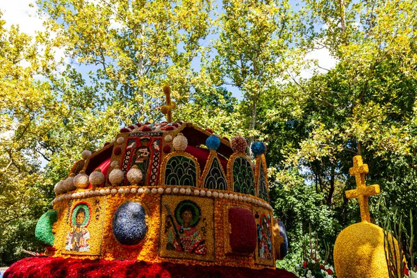 Debrecen, Macaristan - 20 Ağustos 2021: Çiçek Festivali Dev heykeller, şehrin merkezindeki farklı çiçeklerden yapılan kompozisyonlar..