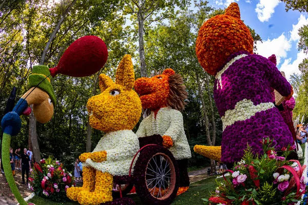 ハンガリーのデブレツェン 2021年8月20日 花祭り 都市の中心部にあるさまざまな花から作られた巨大な彫刻 組成物 — ストック写真