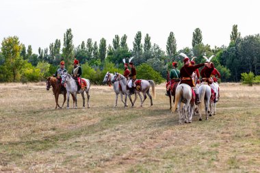 Pkozd, Macaristan - 29 Eylül 2019: Macaristan 'da 1848 tarihli Bağımsızlık Savaşı' nda savaşan tanımlanamayan yeniden canlandırmacılar. O savaş kazanıldı. Ama özgürlük kısa ömürlüydü. 