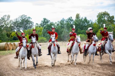 Pkozd, Macaristan - 29 Eylül 2019: Macaristan 'da 1848 tarihli Bağımsızlık Savaşı' nda savaşan tanımlanamayan yeniden canlandırmacılar. O savaş kazanıldı. Ama özgürlük kısa ömürlüydü. 