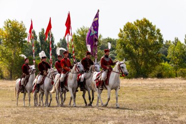 Pkozd, Macaristan - 29 Eylül 2019: Macaristan 'da 1848 tarihli Bağımsızlık Savaşı' nda savaşan tanımlanamayan yeniden canlandırmacılar. O savaş kazanıldı. Ama özgürlük kısa ömürlüydü. 