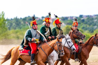 Pkozd, Macaristan - 29 Eylül 2019: Macaristan 'da 1848 tarihli Bağımsızlık Savaşı' nda savaşan tanımlanamayan yeniden canlandırmacılar. O savaş kazanıldı. Ama özgürlük kısa ömürlüydü. 