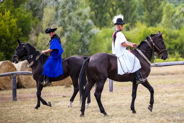Hortobagy Hongarije Augustus 202021 Hongaarse Csikos Traditioneel Volkskostuum Pronken Met — Stockfoto